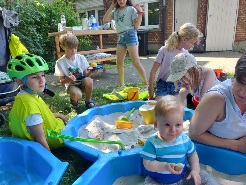 reis rond de wereld: spelen op het strand ©Marie-Anne Ryckbosch 