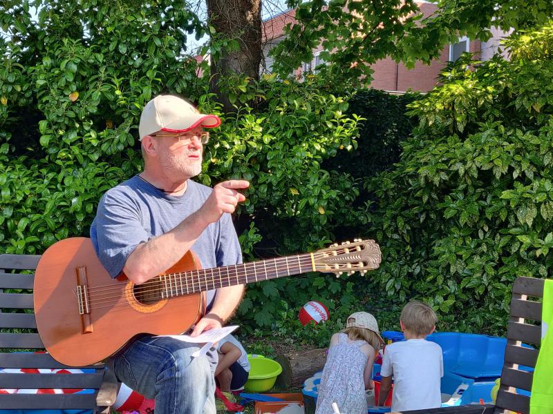 Zangmoment met pater Andreas ©Marie-Anne Ryckbosch 