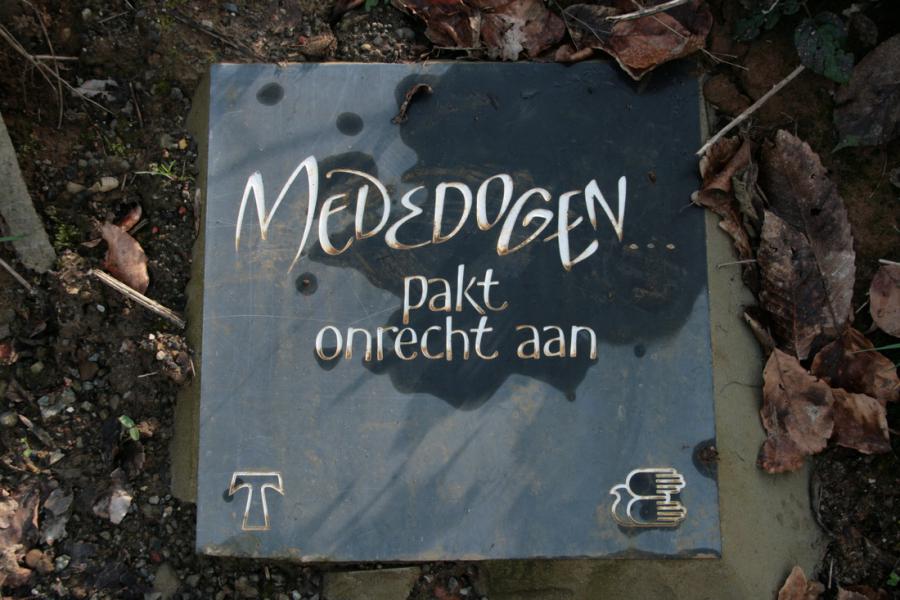 Tegel van het Vredespad © Pax Christi