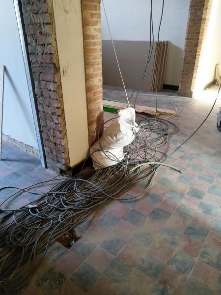 Het lijkt op spaghetti of een Gordiaanse knoop maar al deze kabels moeten ervoor zorgen dat straks iedere lamp brandt en ieder stopcontact van elektriciteit voorzien wordt. 