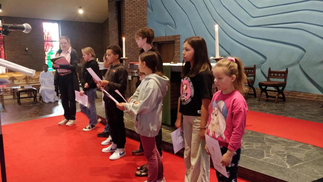 De kinderen die de nevendienst bijwoonden onder leiding van Annie, vertellen wat ze gedaan hebben © Kleopas