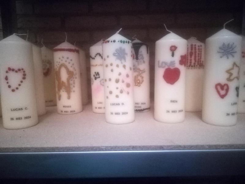 De vormselkaarsen zijn al gemaakt © Sabine Christiaens
