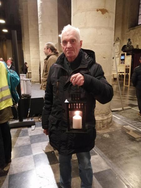François brengt het Vredeslicht mee naar de Kerstwake van Aleidis 