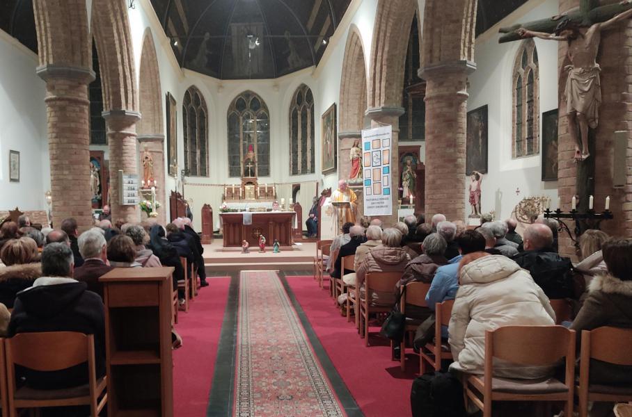 Veel volk in de Sint-Pharaïldiskerk voor dit eeuwfeest. 