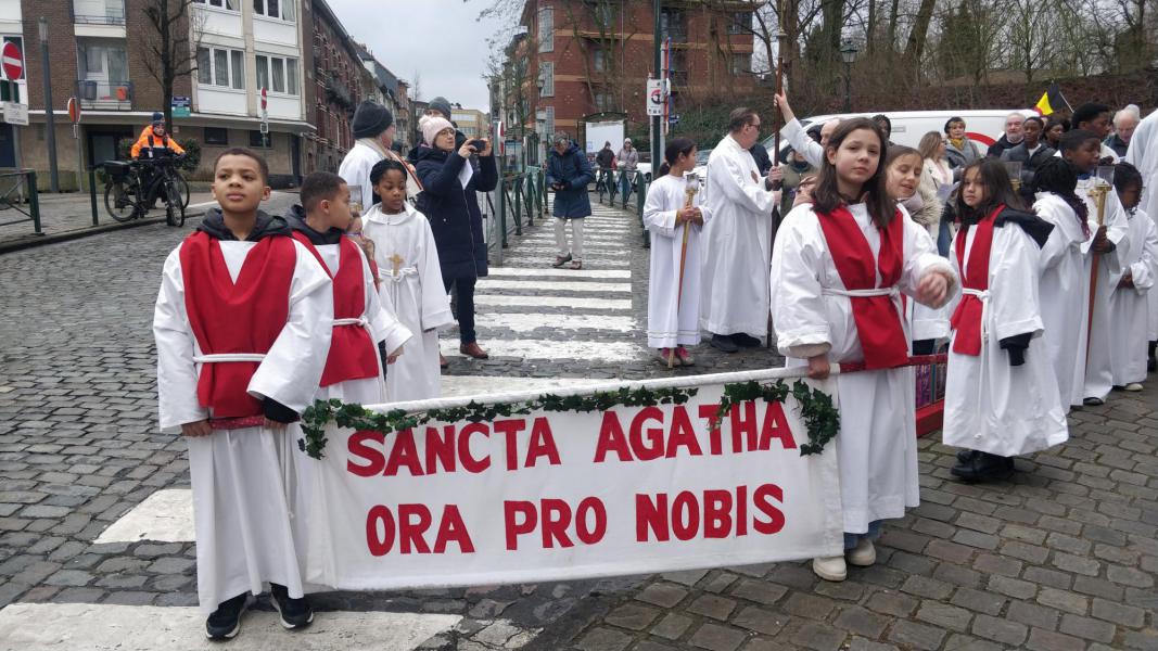 De vormelingen leiden de processie in  © Kleopas