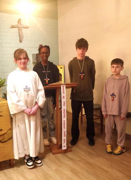 Lynn, Téhila, Ziggy en Gabriël dragen fier het kruisje dat zij bij het vormsel en eerste communie zullen dragen. © Kleopas