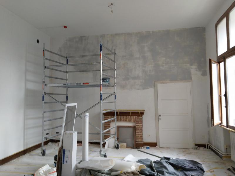 Muren worden effen gemaakt en klaargezet voor het plakken van vlies en schilderen in de gemeenschappelijke ruimte. 