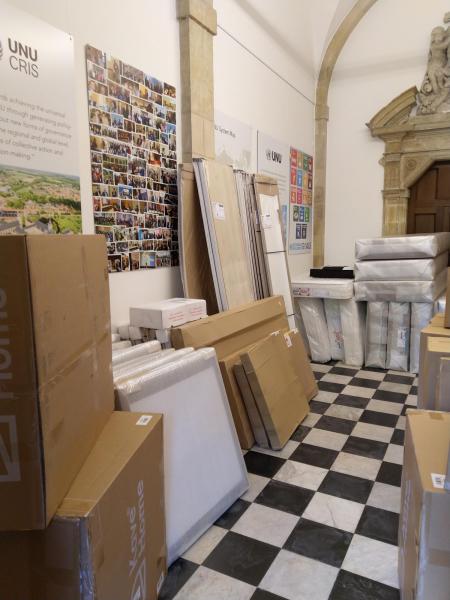 Begin juli werden de nieuwe meubels geleverd en geïnstalleerd voor de kamers en de gemeenschappelijke living. 