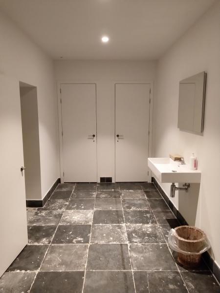 Op het gelijkvloers is de nieuwe onthaalruimte met twee toiletten en een vestiaire al in gebruik genomen. 