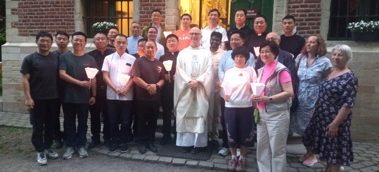 De groepsfoto van de Chinese priesters op de pui van de kapel © PZ Oase Oud-Heverlee