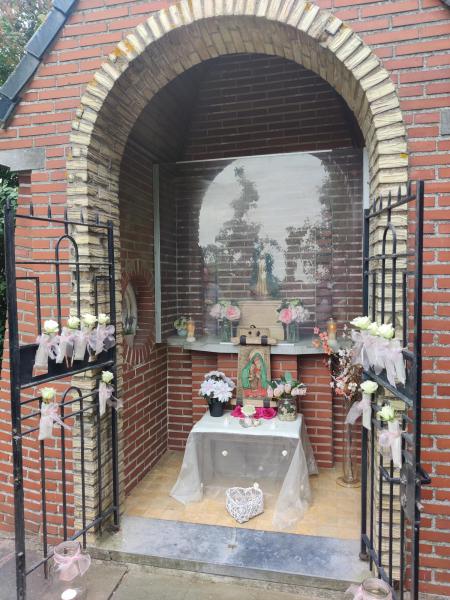 Rozenkransgebed kapelletjes Kruishoutem - Veldkapel machelsestraat © J.T.