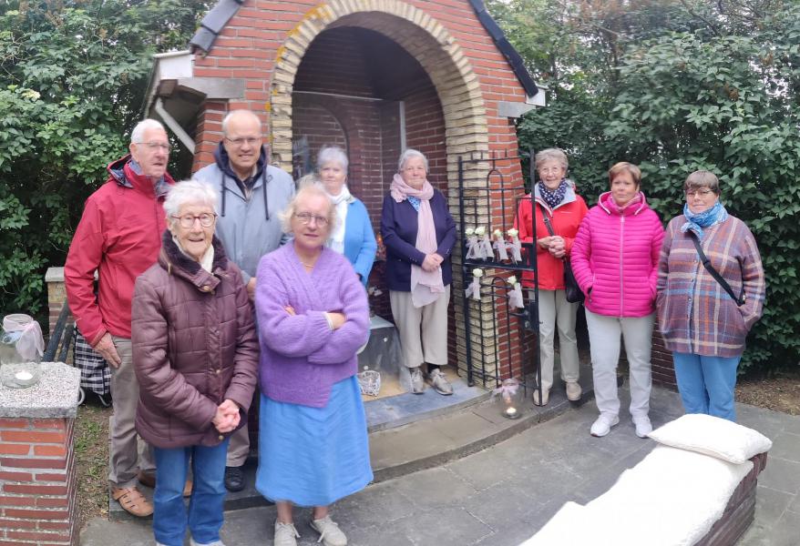 Rozenkransgebed kapelletjes Kruishoutem - Veldkapel machelsestraat © J.T.