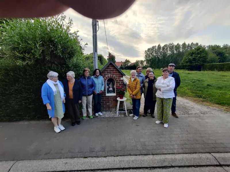 Rozenkransgebed kapelletjes Kruishoutem - Karreweg 64 © J.T.