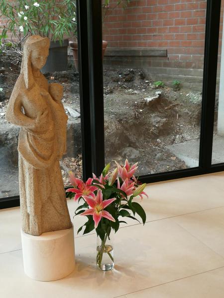 Maria in de kapel van Rabboeni Gent (met tuin in aanleg) © zusters bernardinnen