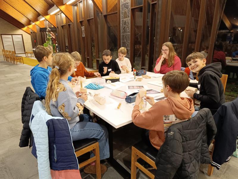 We mogen onze eigen kaars versieren © Sabine Christiaens