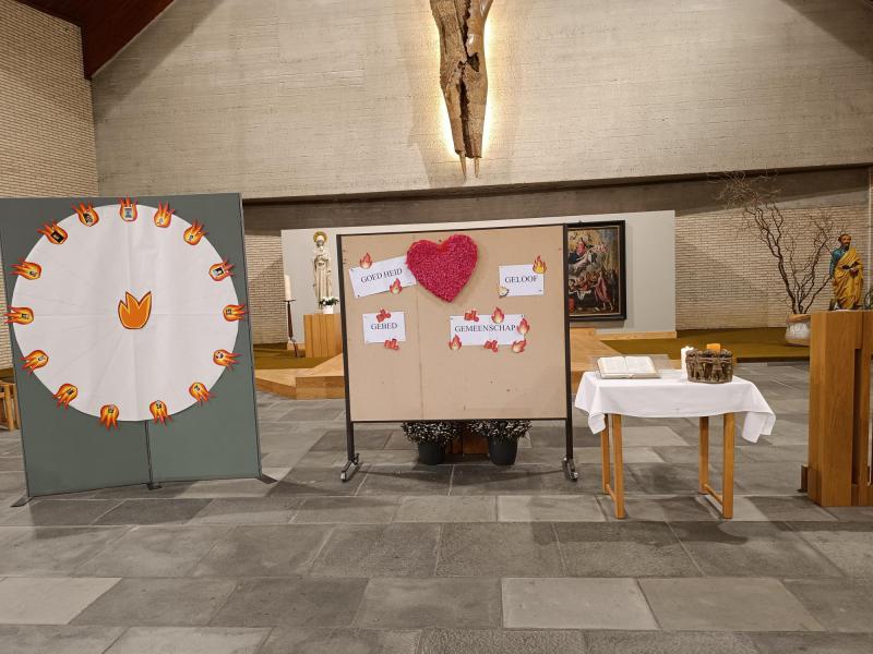 De vier pijlers van het geloof en het paneel voor de vlammetjes © Sabine Christiaens