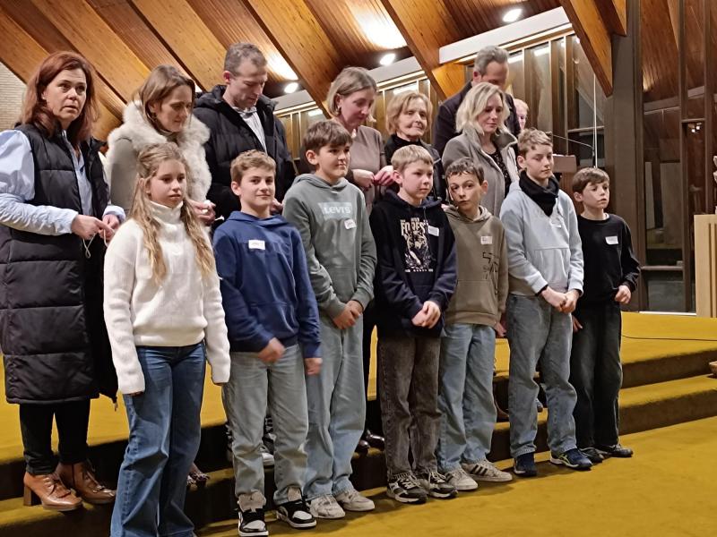 De vormelingen ontvangen hun kruisje © Sabine Christiaens