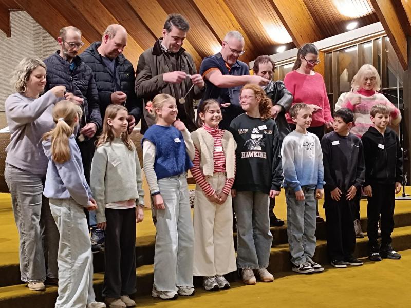 De vormelingen krijgen hun kruisje © Sabine Christiaens