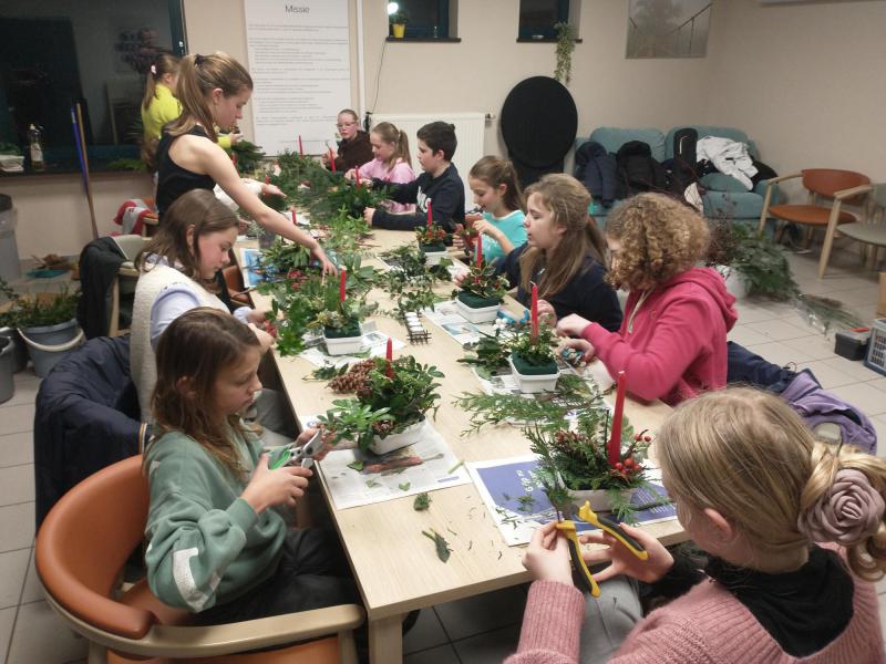 Kerstbloemstukjes maken voor de bewoners van WZC Zeveneken 