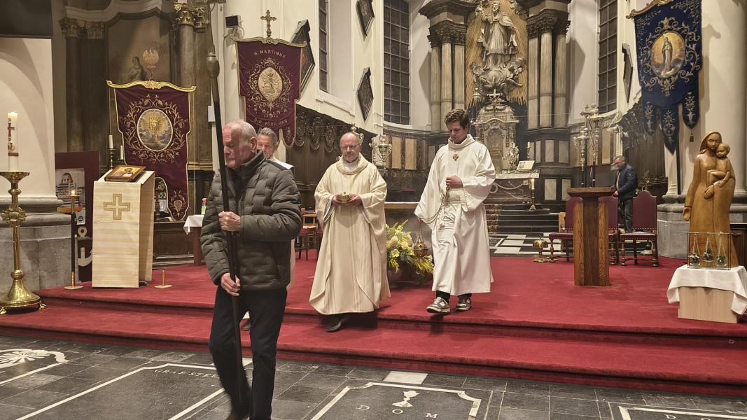 processie naar rustaltaar 