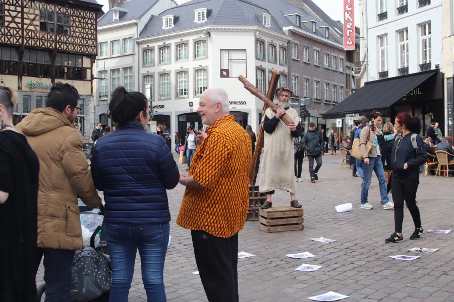 Vele voorbijgangers op de Grote Markt werden getroffen door de serene Christus. © Persdienst bisdom Hasselt