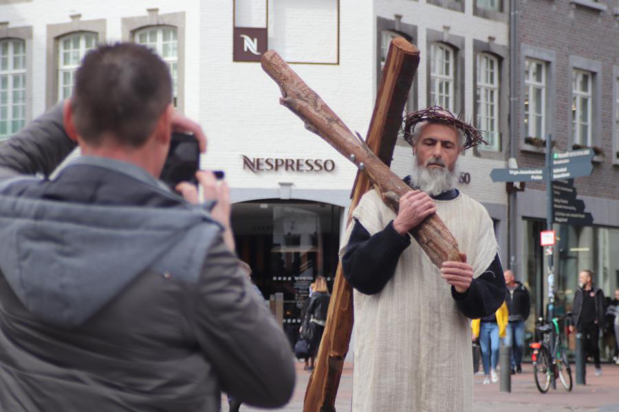 Vele voorbijgangers op de Grote Markt werden getroffen door de serene Christus. © Persdienst bisdom Hasselt