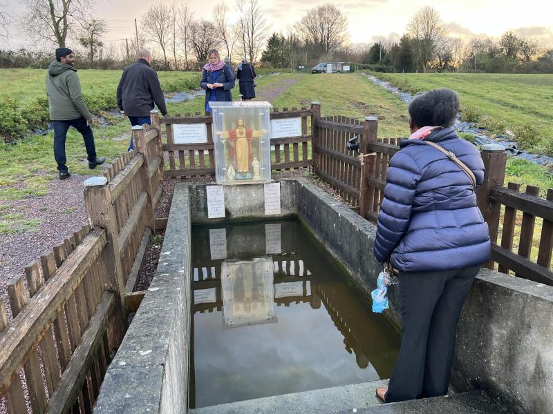 Dozulé, heilig wordende krachtplaats, waterbekken © Chris De Groote