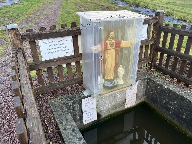 Dozulé, heilig wordende krachtplaats, waterbekken © Chris De Groote