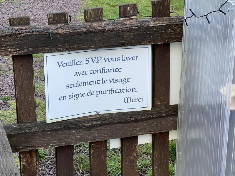 Dozulé, heilig wordende krachtplaats, waterbekken © Chris De Groote