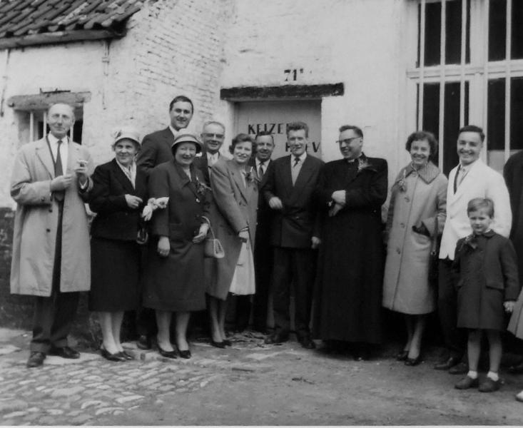 Pastoor Meyer, vierde van rechts, met een groep actieve parochianen bij de Keizershoeve, het eerste ontmoetingslokaal, 1960 © H. Pius X-parochiegemeenschap Wilrijk