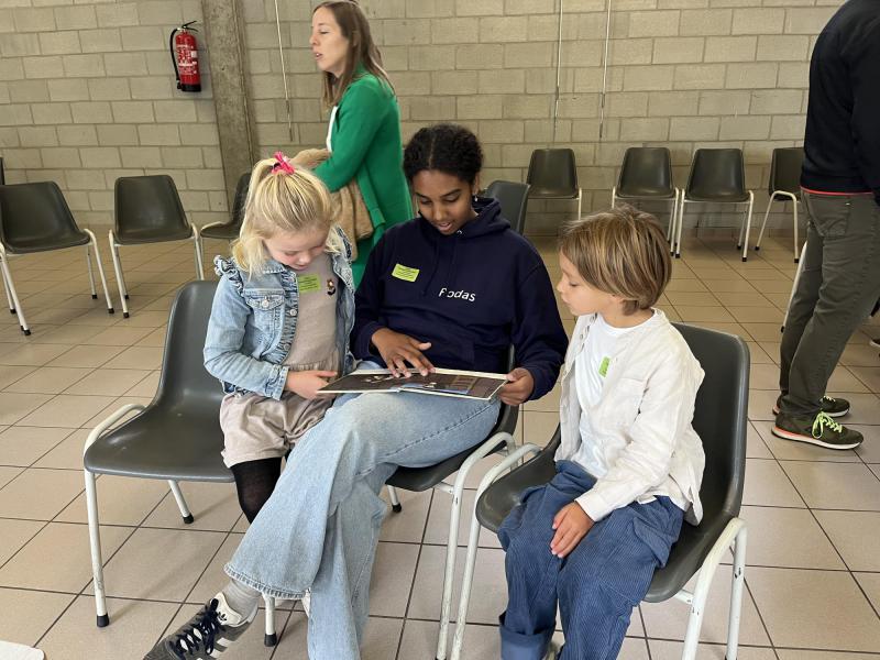  Rodas leest een bijbelverhaal voor enkele kinderen. 