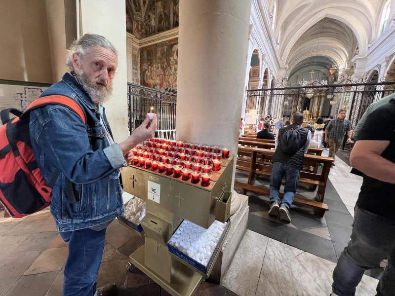 Chris, Kaarsje branden in Trinita Dei Monti, Rome © Gina De Groote