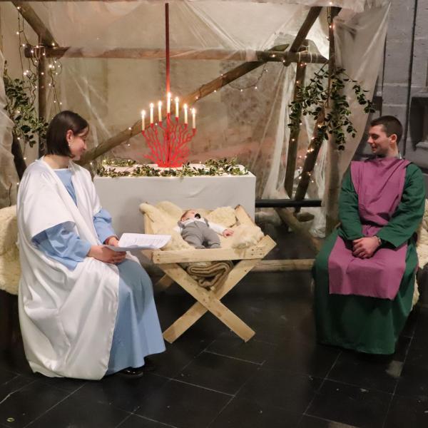 Middernachtmis 2019 in onze Sint-Hadrianuskerk van Handzame. Jolien, Stephan en Thibault vertolken de rol van Maria, Jozef en Jezus © Federatie Krekedal Kortemark