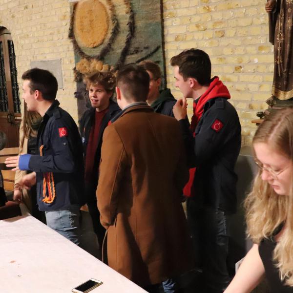 Middernachtmis 2019 in onze Sint-Hadrianuskerk van Handzame. Chiro Spartok sjorde de stal en zorgde na de middernachtmis voor warme chocomelk en glühwein. © Federatie Krekedal Kortemark