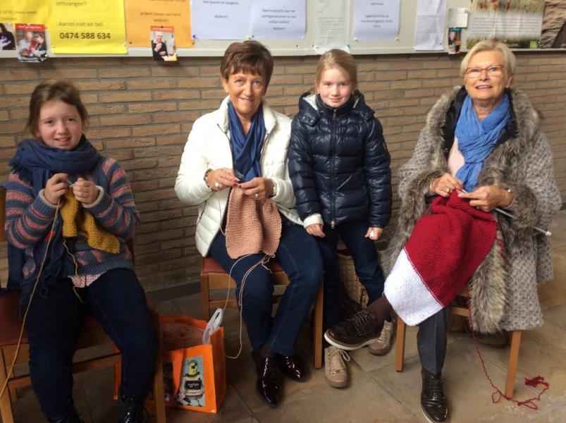 In Vichte gingen jong en oud aan de slag aan hun breiwerk. 