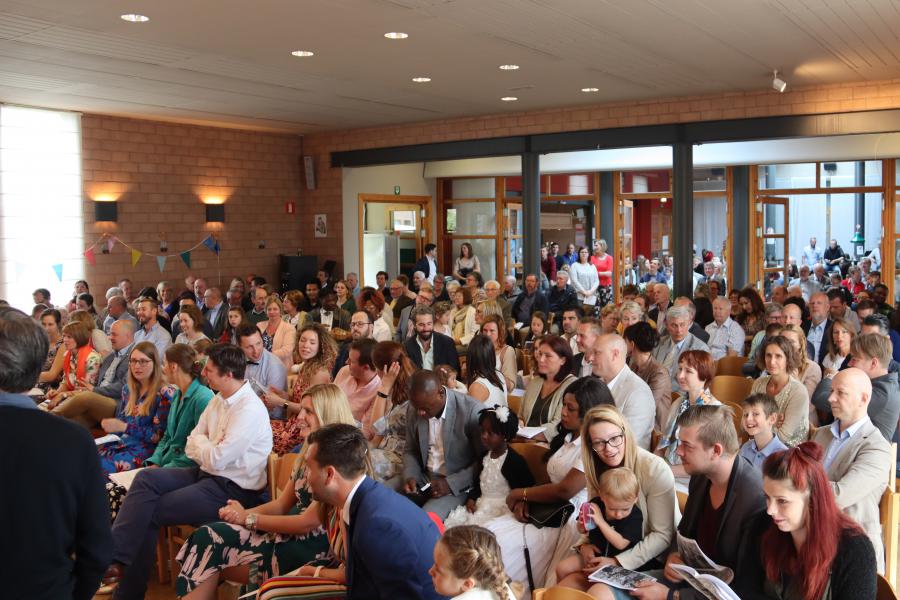 Een overvolle kapel © EW