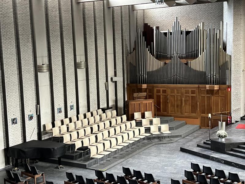 Het pijporgel en de vleugelpiano staan gratis ter beschikking © Dirk Bellens