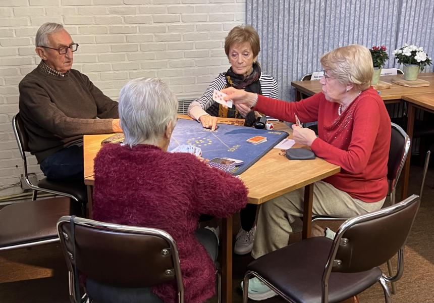 Tijdens de wekelijkse samenkomsten wordt er gebabbeld, gekaart of een spelletje rummikub gespeeld © Dirk Bellens