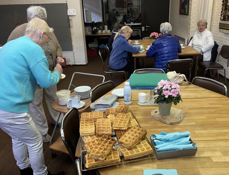 Tussen het kaarten, babbelen en spelen door, wordt er ook altijd tijd gemaakt voor een kopje koffie of thee met iets lekkers © Dirk Bellens