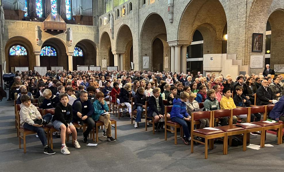 Een goed gevulde Kristus Koningkerk voor Damiaanviering en de start van het catechesejaar, 20 oktober 2024 © Dirk Bellens