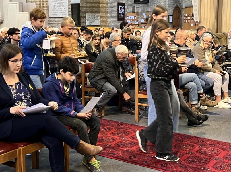 Tijdens de offerande brachten enkele vormelingen de gaven aan, 20 oktober 2024 © Dirk Bellens