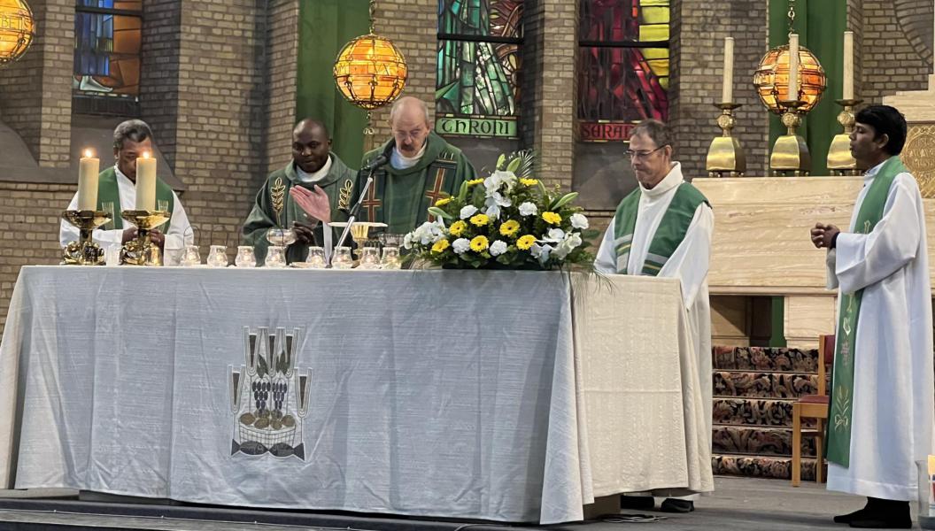 Samen eucharistie vieren tijdens de Damiaanviering, 20 oktober 2024 © Dirk Bellens
