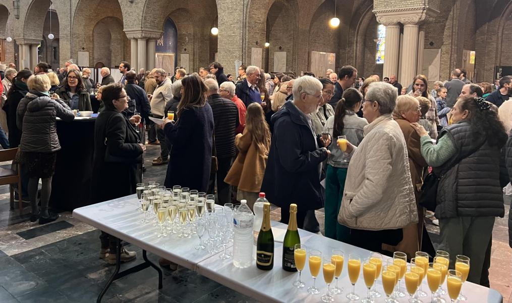 Na de viering werd iedereen achteraan in de Kristus Koningkerk getrakteerd op een drankje. © Dirk Bellens