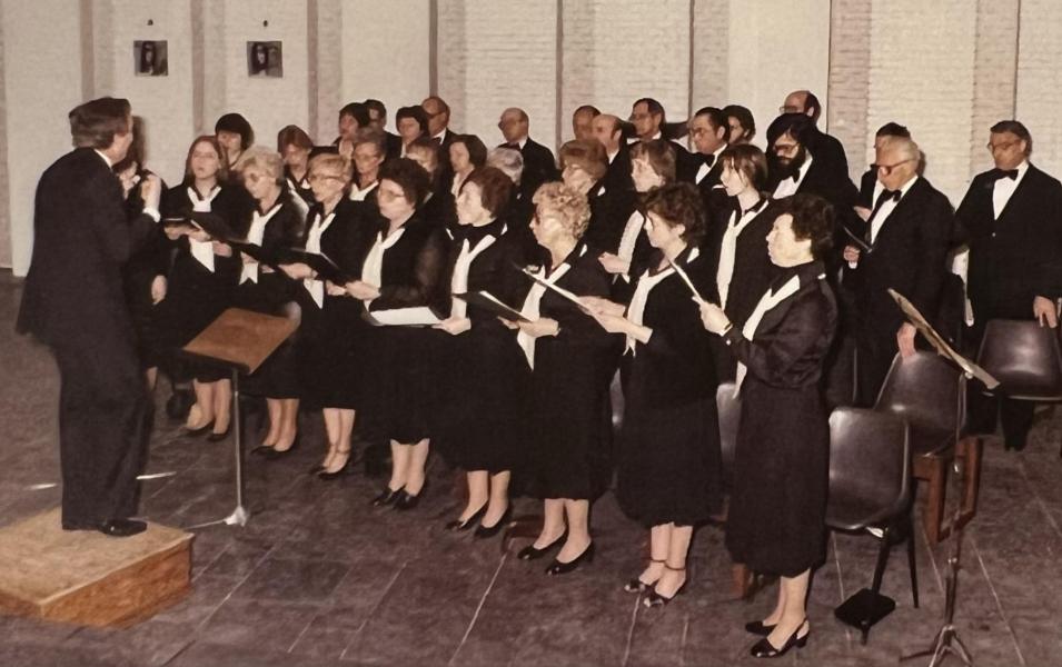 Het koor onder leiding van Karel Bergé luistert een huwelijksmis op in de Pius X-kerk, april 1983 © H. Pius X-parochiegemeenschap Wilrijk