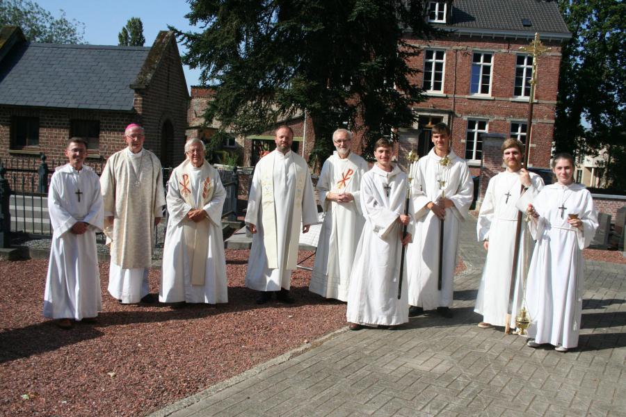 Groepsfoto met de hulpbisschop 
