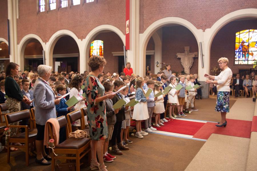 alle kinderen en hun begeleiders, Jozefa dirigeert © Sandra Jansen en Wim Duysburgh