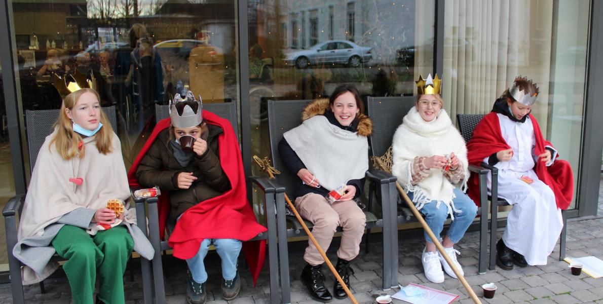 Sterzingen met vormelingen in WZC Sint-Vincentius Kaprijke. © Kim Maegerman