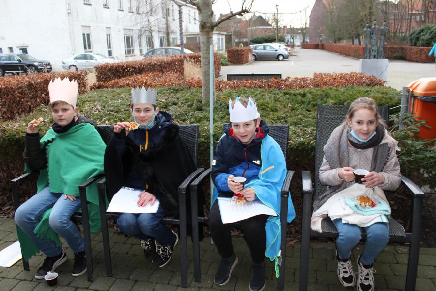Sterzingen met vormelingen in WZC Sint-Vincentius Kaprijke. © Kim Maegerman