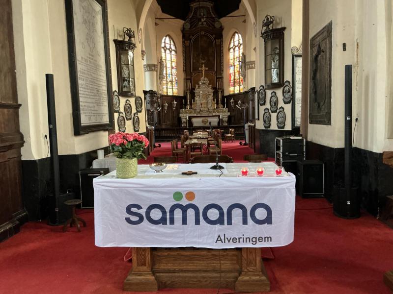 Samana Alveringem vlag aan het altaar © PVC
