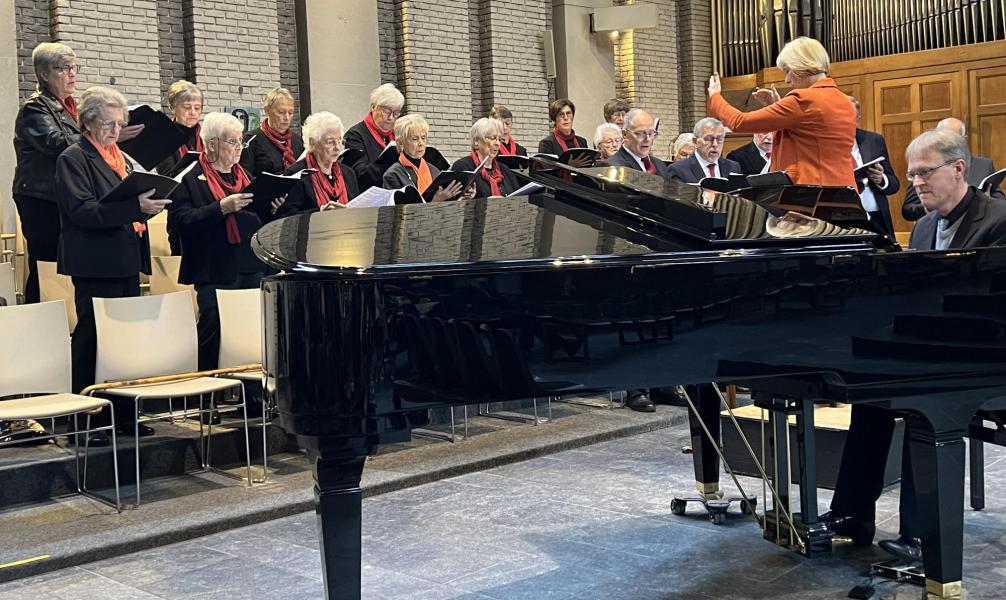 Het Pius X-koor o.l.v. Heidi De Nef en Koen De Bels aan de piano, luisterden de allerheiligenviering op, 1 november 2024 © Dirk Bellens